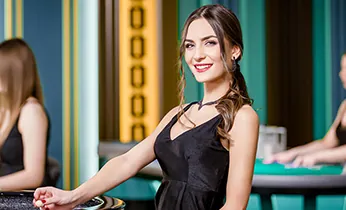 Hai chú gà chọi đang đối đầu trên sân đấu, tượng trưng cho Đá gà Zalo29